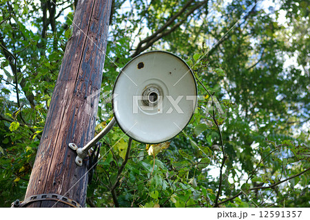 木製電柱の電球の無い街灯 12591357