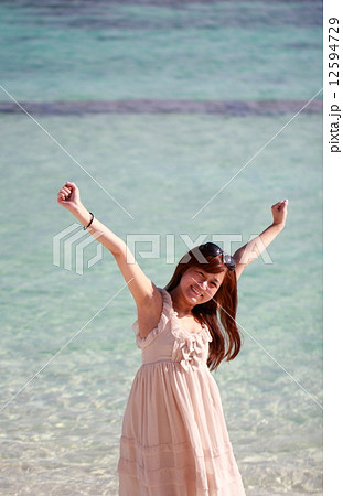 モルディブ 女性 海水浴 ビーチ リゾート 海 バカンス 楽園 海外旅行 ワンピース 南国 の写真素材