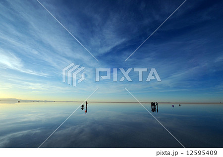 ボリビア　ウユニ塩湖　朝 12595409