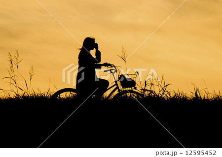 夕焼けと女学生の写真素材