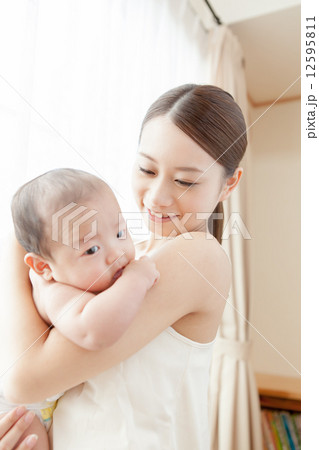 生後3ヶ月の赤ちゃん 生後3ヶ月の赤ちゃん 12595811