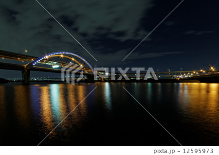 江北ジャンクションの夜景とライトアップの五色桜大橋 12595973