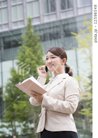ビジネス　女性 12596549