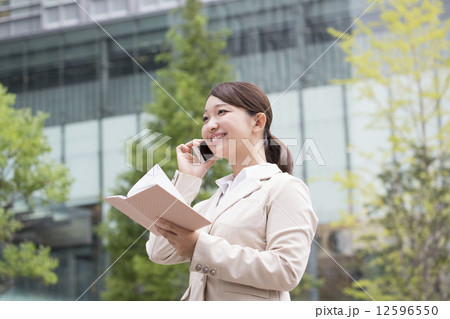 ビジネス　女性 12596550