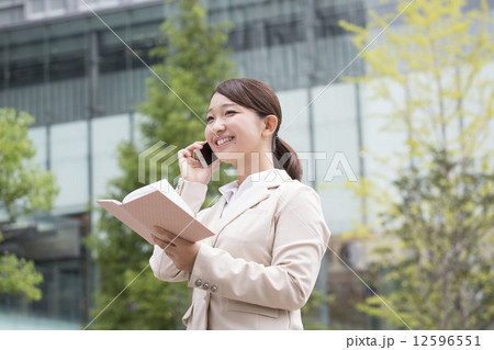ビジネス　女性 12596551