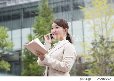 ビジネス　女性 12596552