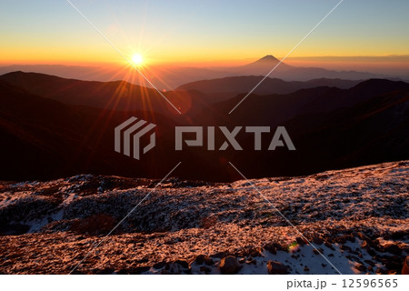 ご来光と富士山 12596565