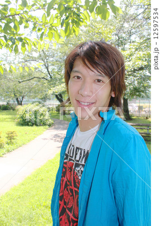 公園 , 真夏 , 男性 公園 , 真夏 , 男性 12597534