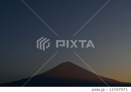 富士山の夜明け 12597971