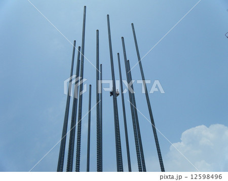 空に向かって立つ鉄筋 12598496
