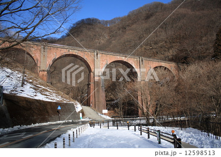 冬の碓氷峠めがね橋 12598513
