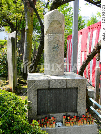 鷽の石像 12598625