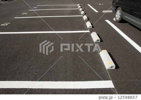 屋外の平置き駐車場 12598657