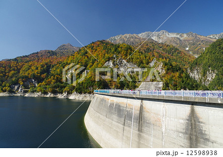 紅葉の黒部ダム（立山黒部アルペンルート） 12598938