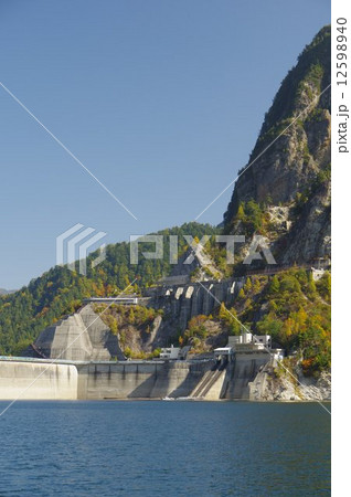 紅葉の黒部ダム（立山黒部アルペンルート） 12598940