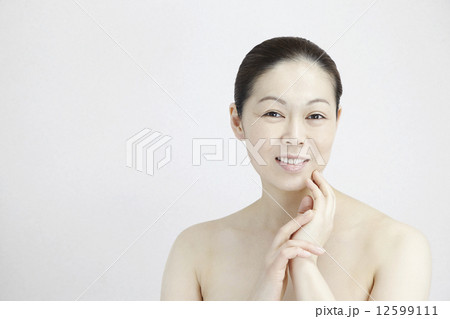 ４０代女性自然光ナチュラルビューティー 12599111