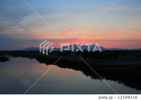信濃川と弥彦山、越後の夕暮れ 信濃川と弥彦山、越後の夕暮れ 12599316