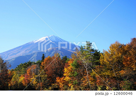 10月風景 富士山587富士スバルラインからの紅葉の写真素材