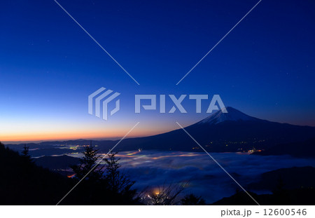 河口湖畔と富士山の夜明け 河口湖畔と富士山の夜明け 12600546
