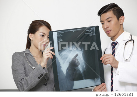 2 doctors examining X-ray 12601231