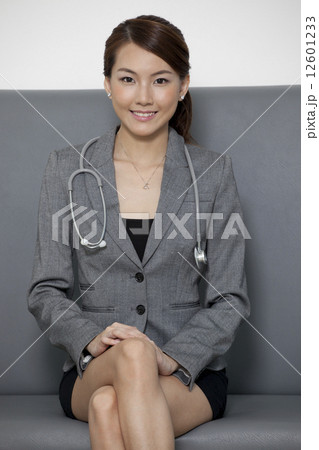 Portrait of chinese female doctor Portrait of chinese female doctor 12601233