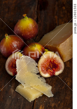 pecorino cheese and fresh figs 12601503