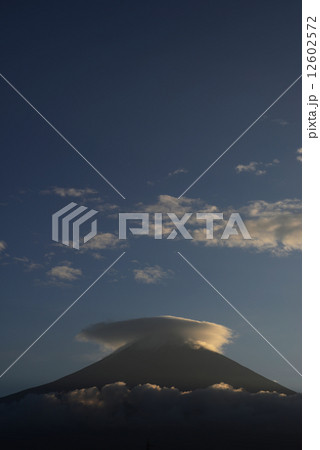 富士山の夜明け 12602572