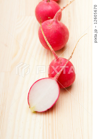 fresh raddish 12605670