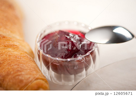 berry jam bowl closeup 12605671