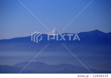 長野県戸隠山から見た御嶽山の噴煙 12608339