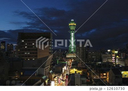通天閣の夜景 新世界の風景 大阪観光名所 通天閣の夜景 新世界の風景 大阪観光名所 12610730