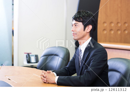 ビジネスマン　会議 12611312