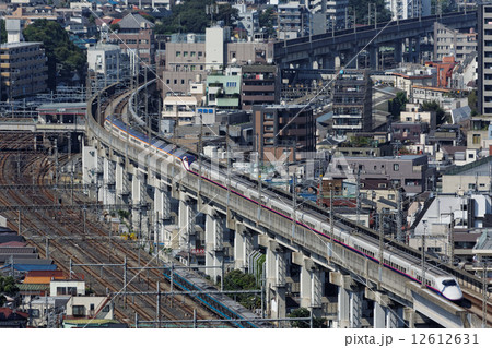E3系新型山形新幹線とE2系東北新幹線と沿線の街並み E3系新型山形新幹線とE2系東北新幹線と沿線の街並み 12612631