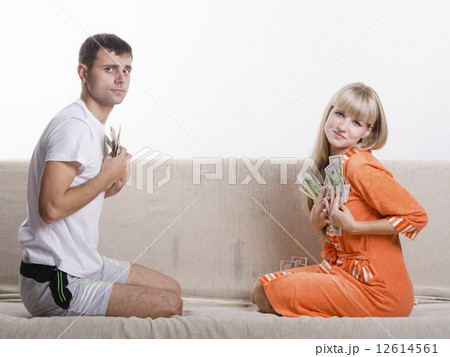 Husband and wife share the salary Husband and wife share the salary 12614561