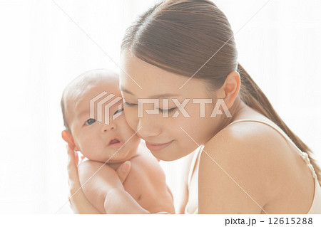 生後3ヶ月の赤ちゃんとママ 12615288