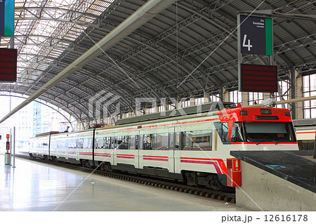 ビルバオ　アバンド駅にて　スペイン 12616178