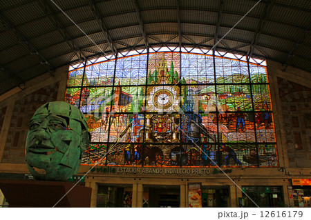 ビルバオ アバンド駅にて スペイン ビルバオ アバンド駅にて スペイン 12616179