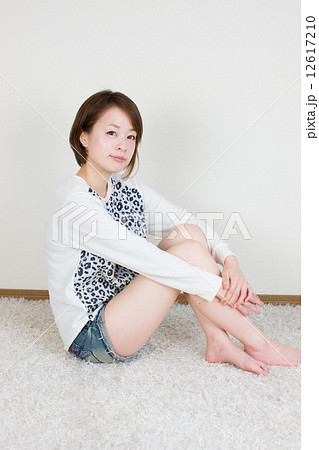 体育座りをする若い女性の写真素材