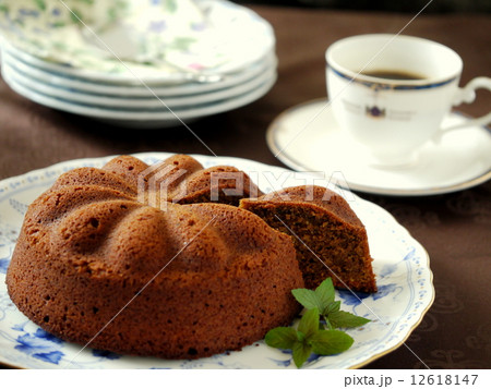 ヘーゼルナッツコーヒーケーキのティータイム(横位置) ヘーゼルナッツコーヒーケーキのティータイム(横位置) 12618147
