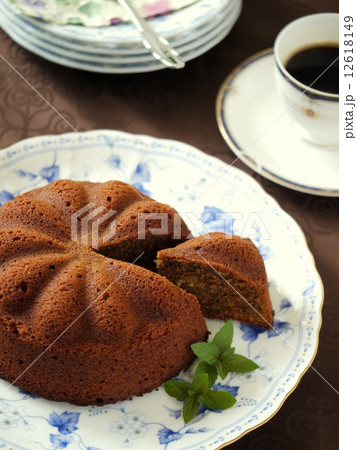 ヘーゼルナッツコーヒーケーキのティータイム 縦位置ハイアングル の写真素材