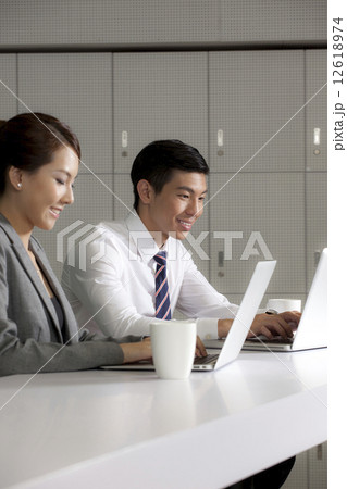 Business people using laptop in office  12618974