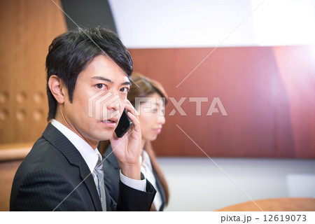 ビジネスマンとビジネスウーマン　会議　スマートフォン 12619073
