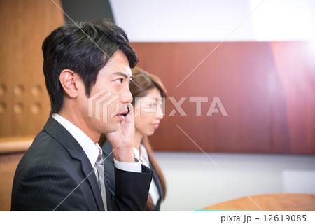 ビジネスマンとビジネスウーマン　会議　スマートフォン 12619085