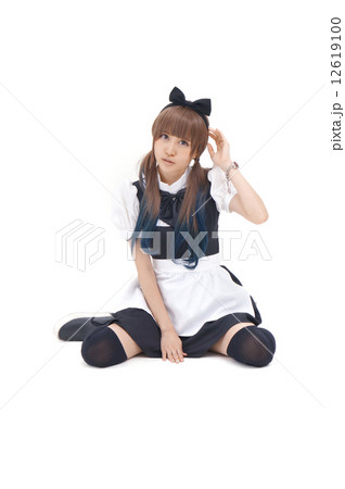 メイド服を着たかわいい女性 12619100