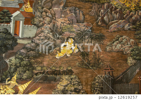 タイの王宮寺院の回廊の壁画 タイの王宮寺院の回廊の壁画 12619257