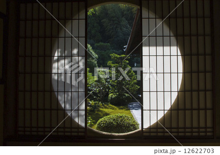 丸窓から見た庭園 12622703