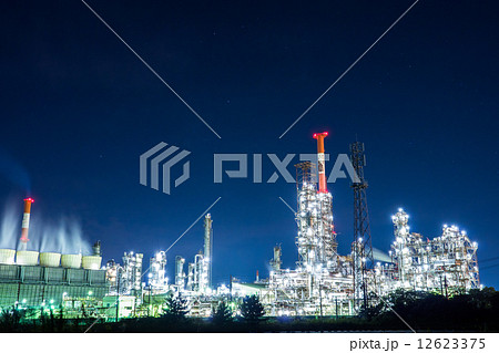 四日市コンビナートの工場夜景 四日市コンビナートの工場夜景 12623375