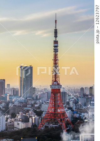 夕暮れ時の東京タワー 12623797