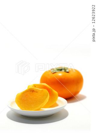 皿にのったカット柿 12623922