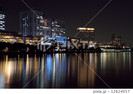 お台場 夜景 アクアシティとフジテレビの写真素材